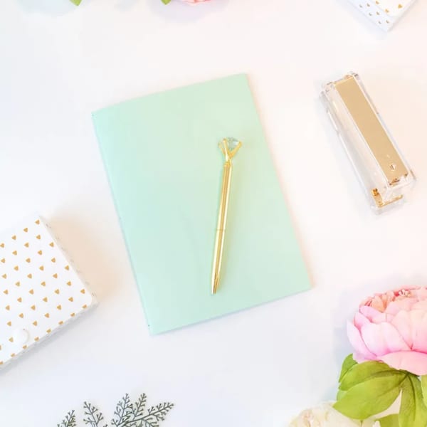 Mint Kapaklı Defter ve Altın Kalem